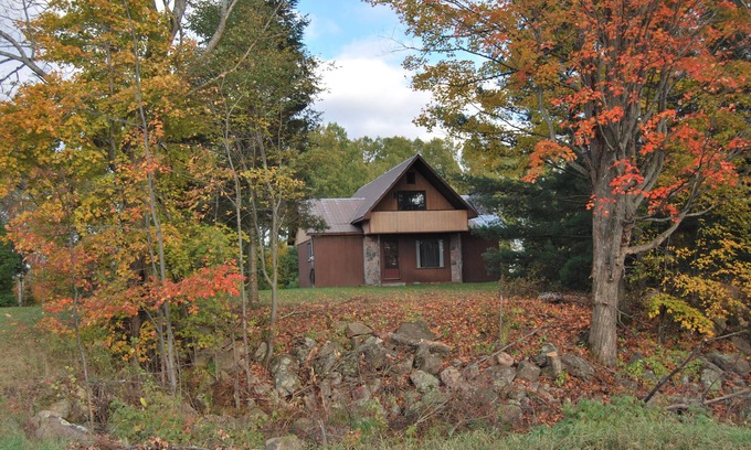 Bancroft Cabaña | Todas las estaciones Lakeview Cottage con chimenea de piedra