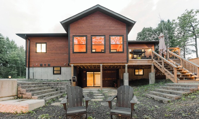 Huntsville Cabaña | All Season Muskoka Cottage 10 mins to Huntsville with HotTub*Sauna*Kayaks*Game