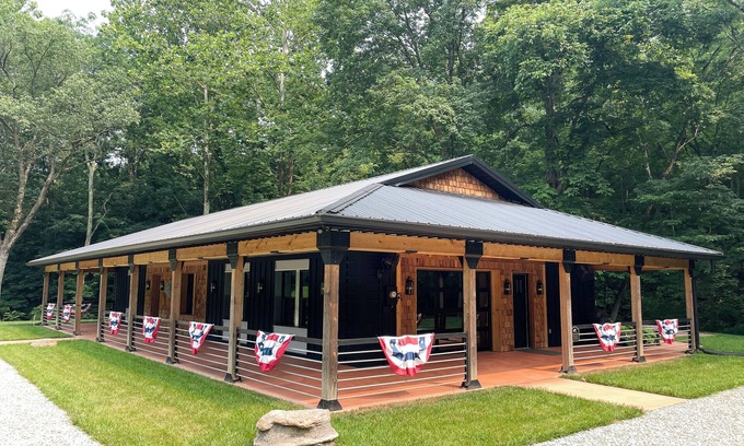 Bath Cabina | All Seasons Lodge! Celebrate a special occasion or relax in the hot tub.