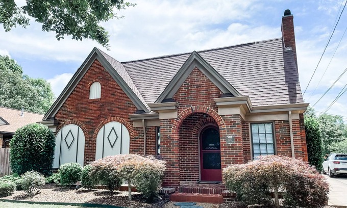 Cleveland Casa | All the Feels 70’s vibes 4br 3bath large yard with a playset