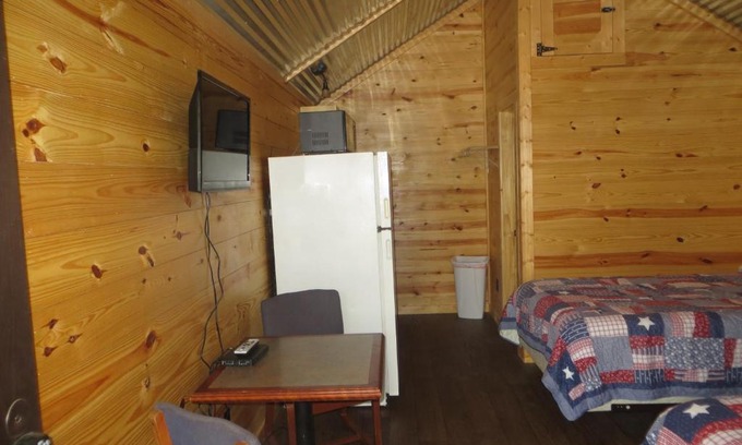 Nixon Cabina | All Tucked Inn Cabins 2