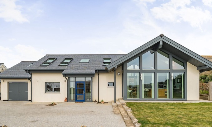 Bridport Casa | All Ways - sleeps 6 guests in 3 bedrooms
