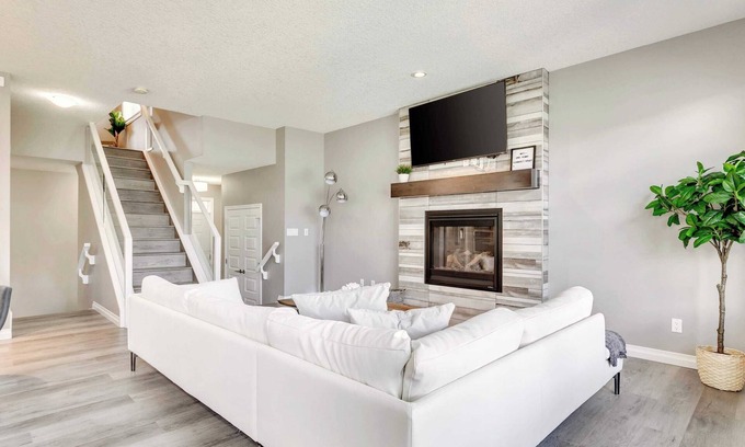 Southwest Edmonton Casa | Allard. 4 bdr/3 bath. Hot tub. Sleeps 8. 1GB Fiber.