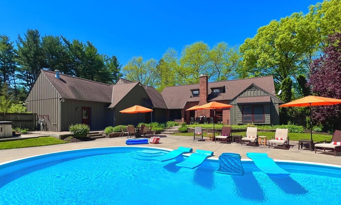 Fennville Casa | ALLEGAN ACRES Private 3 Acres, Pool, HotTub, Chimenea, FirePit, PingPong, Juegos, Playa