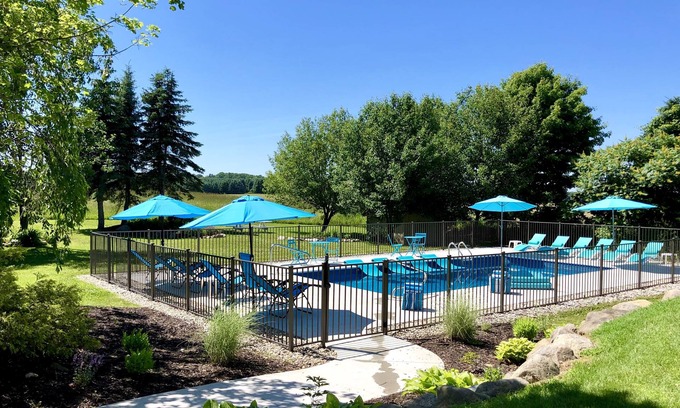 Fennville Casa | ORCHARDS ALLEGAN Bodas, Private3acres, Pool, HotTub, Fireplce, FirePit, Beach, Juegos