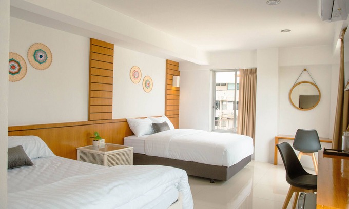 Chana Songkhram Hotel | Alley and Pier