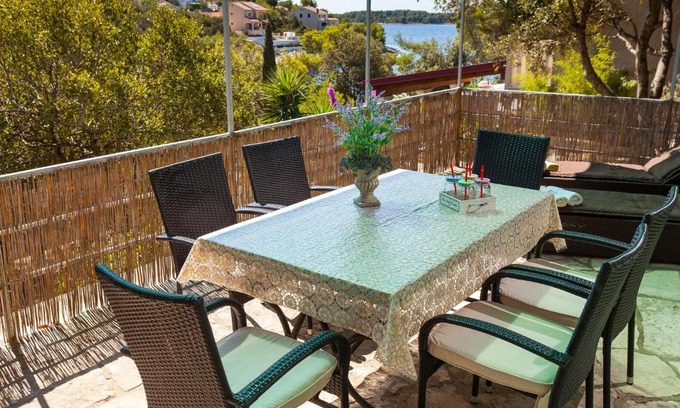 Vela Luka Casa | Alluring Cottage with Balcony