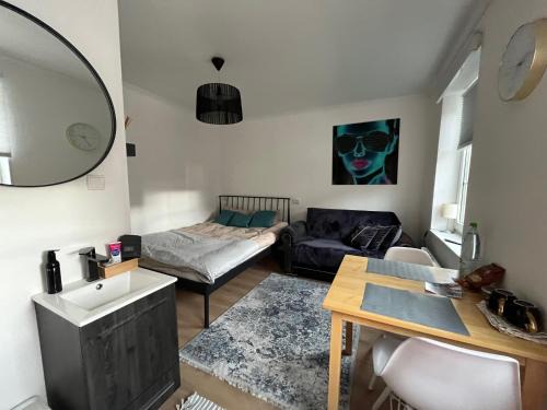 Kesklinn Apartamento | Ally's Urban Cozy Studio Juhkentali 42 Tallinn near city centre airport next to bus station