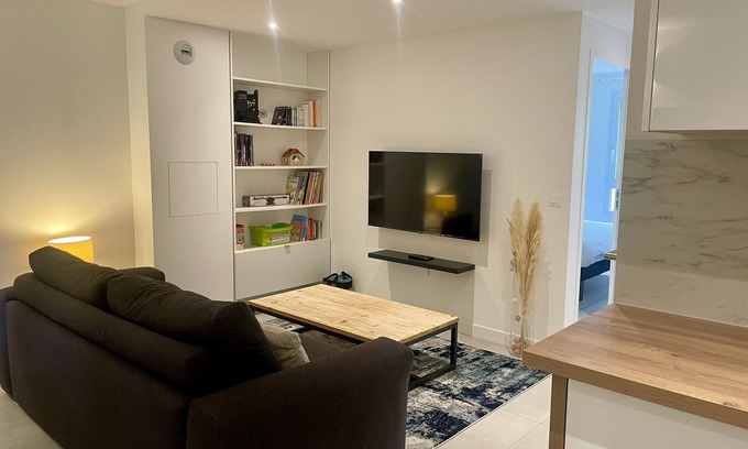 Magny-le-Hongre Apartamento | Alma Square By Plaza-Apartamento-Baño con bañera-Vista al patio
