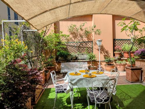 Chinatown Apartamento | Alma Vacation Apartment in the centre, big terrace