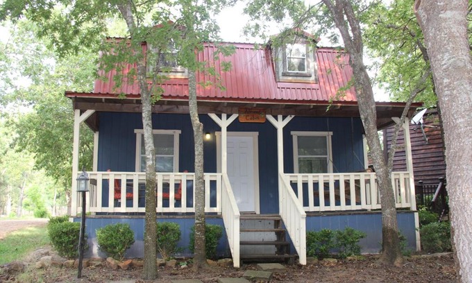 Fredericksburg Cabina | Almond Cabin