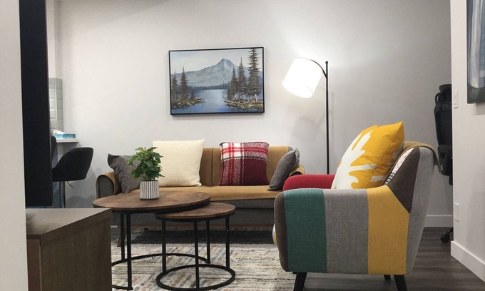 Southwest Calgary Apartamento | Almost Heaven – 2-Bdrm APT near Heritage Park, Spruce Meadows & Banff-SW Calgary