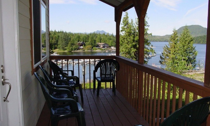 Ketchikan Casa | Casi Home VR 5-Bdrm, 5 baños con vistas al puerto deportivo Knudson Cove. Bienvenidos pescadores