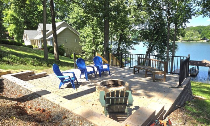 Moneta Casa | Almost There- Fire pit, dog friendly sleeps 6