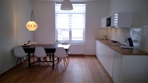 Brussels Apartamento | Almost White, Near Train, Metro n7688