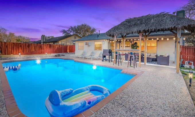 Woodstone Casa | Aloha: 4Br Private Pool Tiki Bar & Game Lounge!