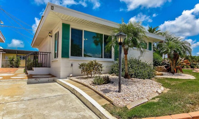Aloha Kai Condominio | Aloha Kai - Unit 1 close to pool Premium unit!