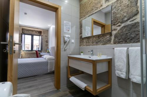 Castelo Branco Casa | ALOJAMENTO GIRASSOL - Guest House - Quarto com casa de banho privativa