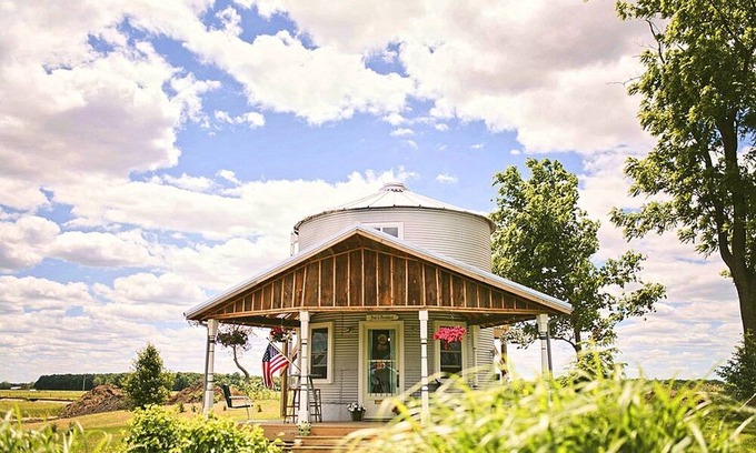 Alvan Casa | Converted Grain Silo for Unique Glamping Accommodation in Alvin, Illinois