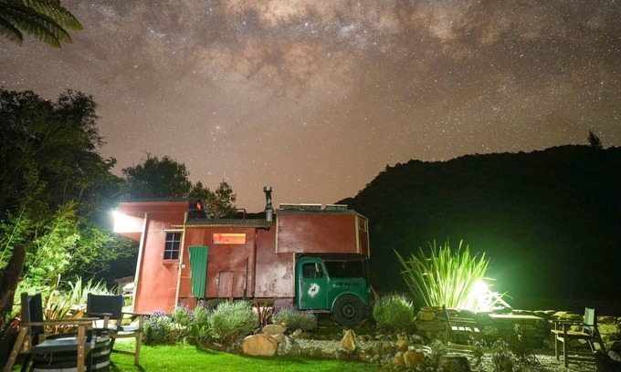 Upper Takaka Casa | Alpacas Off Grid - House Truck (Spacious/Boutique)