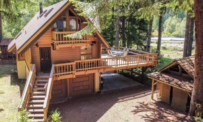 Enumclaw Cabina | Alpen Commune - Riverfront 5-bedroom cabin in fantastic Greenwater