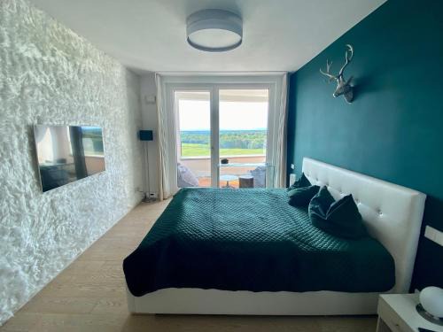Thalkirchen Casa | ALPEN-PANORAMA SUITE - Einzigartige Privatsuite hoch über München, 12tes OG, Alpenblick, Loggia, Whirlpool, 15 Minuten zum Zentrum, Ruhe und Erholung in der Stadt München für privat und geschäftlich Reisende