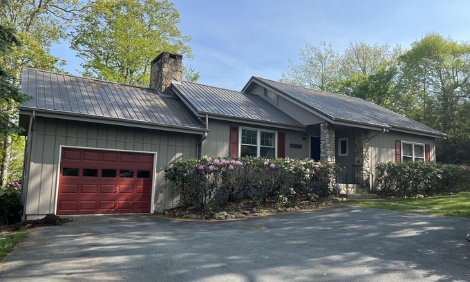 Blowing Rock Casa | Alpine Bliss - Camina hasta las pistas, admite mascotas, patio cercado.