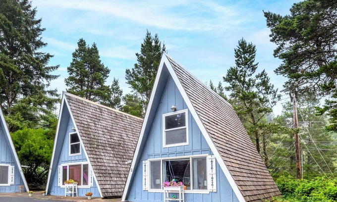 Otter Rock Casa | Alpine Chalet #11 Full Loft - Otter Rock, OR