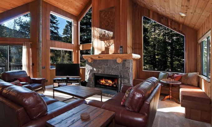 Alpine Meadows Casa | Alpine Darling- Hot Tub- Pet Friendly- 3 Minute Drive to Palisades Tahoe