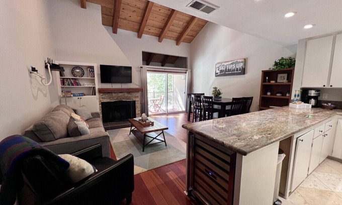 Carnelian Bay Condominio | Alpine Escape: Tahoe Oasis Steps from Lake