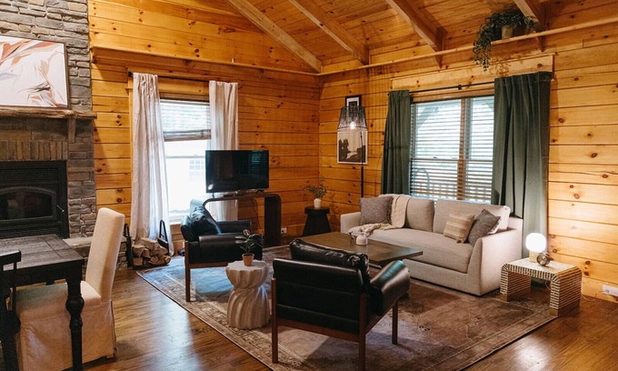 Bowen Cabina | "Alpine Hills" Cozy Hideaway RRG Cabin w/ Hot Tub