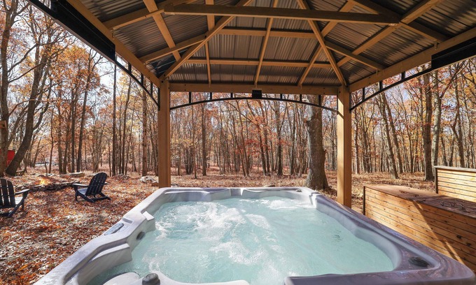 East Stroudsburg Cabina | Alpine Lodge - Hot tub - Sauna - 3BD-2BA