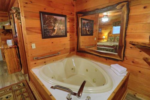 Helen Casa | Alpine Mountain Sweetheart Cabin Jacuzzi #7