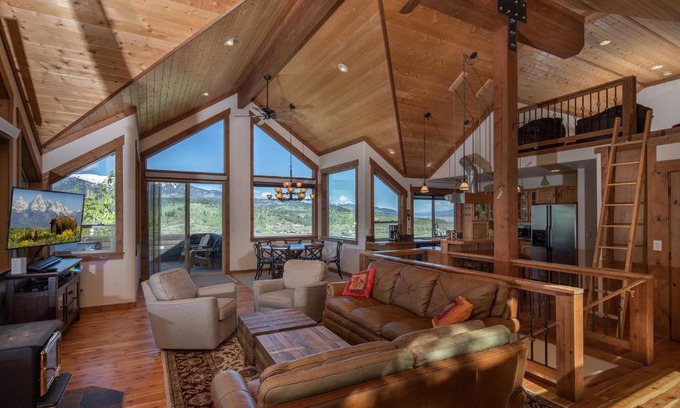 Alpine Casa | Alpine Recharge by KABINO Huge Views Hot tub Garage PS3 WiFi Loft