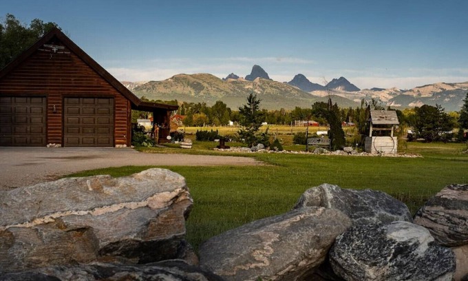 Tetonia Cabina | Alpine Retreat | Teton Views, Steller Skiing, National Parks