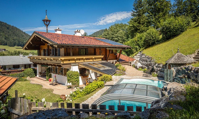 Oberau Casa | Alpines Juwel: Entspannung und Tradition im Ferienhaus Gipfelstürmer mit Pool