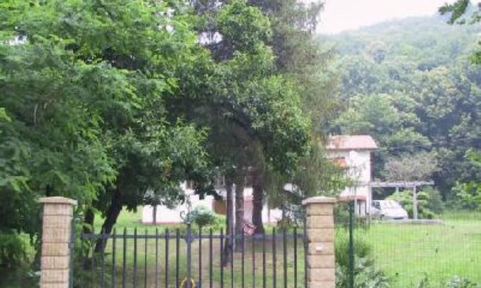 Altare Casa | Altar: Casa con jardín, rodeada de naturaleza cerca del mar.