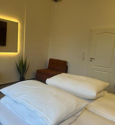 Saarbruecken Apartamento | Altbau-Juwel, Antik trifft Modern im Denkmalhaus