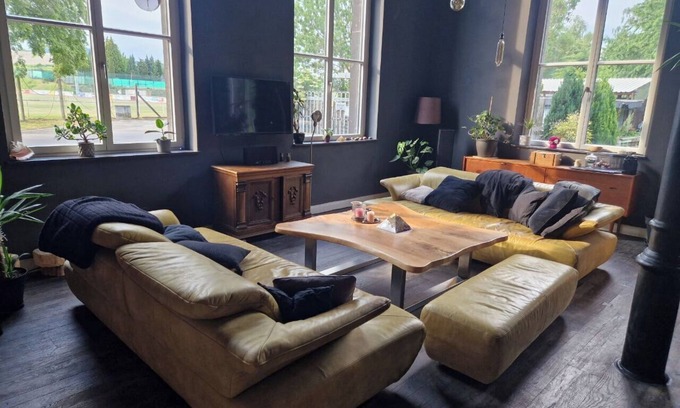 Verbandsgemeinde Pellenz Apartamento | Alter Bahnhof Kruft with whirlpool & garden - prices may vary!