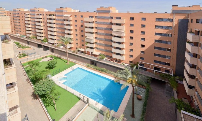 R.E.N.F.E. Apartamento | Alterhome Apartamento con piscina María Zambrano