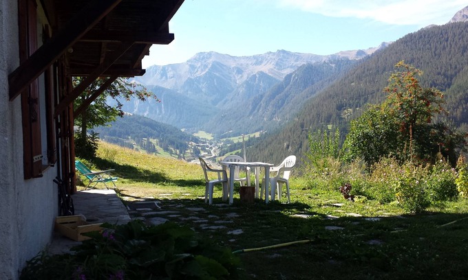 Molines-en-Queyras Chalet De Esquí | Chalet en plena naturaleza con vista panorámica sobre el valle.