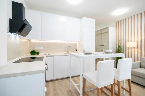 Banska Bystrica Apartamento | ALURE RESIDENCES 2 & 24h self check-in, parking in the garage in the apartment building included, new building, terrace, green location with a forest park with a lake, children's playground