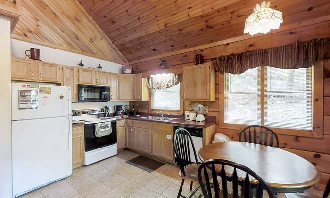 Pigeon Forge Cabina | Always Misbehavin 1 Bedroom Cabin by RedAwning