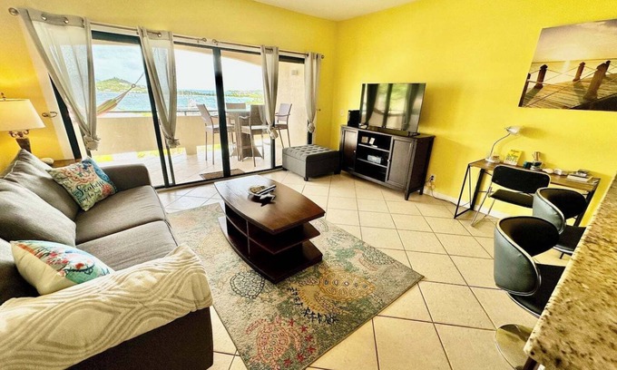 Red Hook Condominio | Amazing View: 1 Bed/1 Bath Villa on Red Hook strip