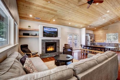 Montgomery Estates Casa | Amachen Cabin - Pet & Family Friendly - woof woof