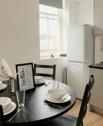Battersea Apartamento | Amanah Properties - Stylish Retreat for Friends & Families Zone 1 Sleeps 5