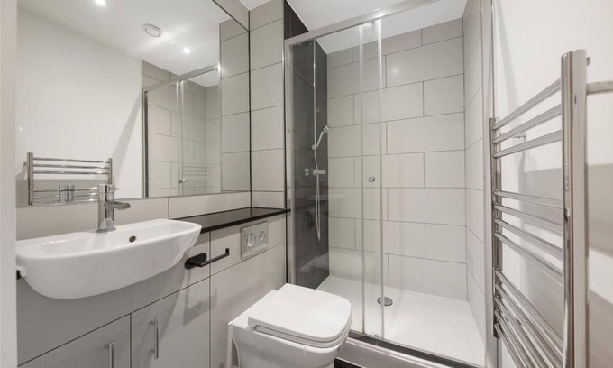 Coldharbour Apartamento | Amani - Enterpriser:nA stylist living space for the professional person!