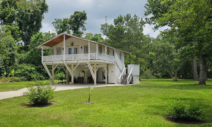 Barrett Cabina | Amarilla Casita By The River