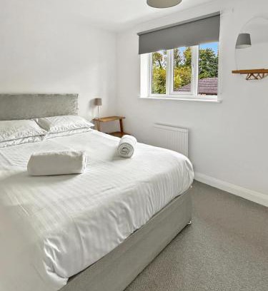 Grantham Casa | Amaya Three - Newly Renovated - Sleeps 6 - Grantham - Garden & Driveway