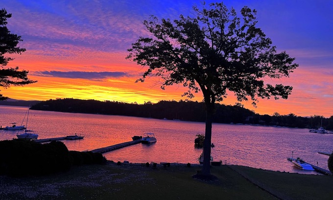 Malletts Bay Casa | Amazing 1-bedroom private loft with lake views and access in Mallet's Bay.